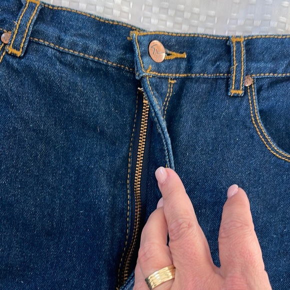 Gloria Vanderbilt midcalf dark blue jean skirt with a back slit - Picture 8 of 14